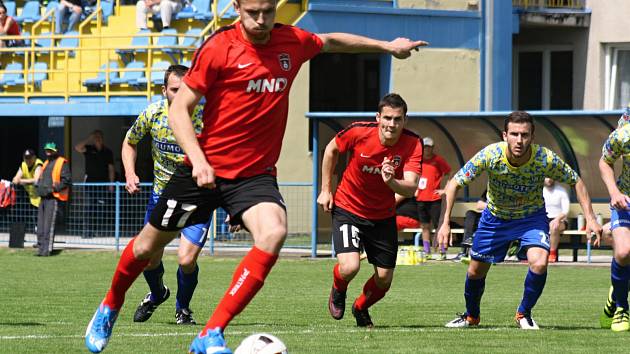 Fotbalisté Hodonína (v červených dresech) bez problémů zvítězili v nedaleké Břeclavi 3:1 a dál zůstávají v čele divize D. Další venkovní triumf hostům zařídil špílmachr Tomáš Polách.