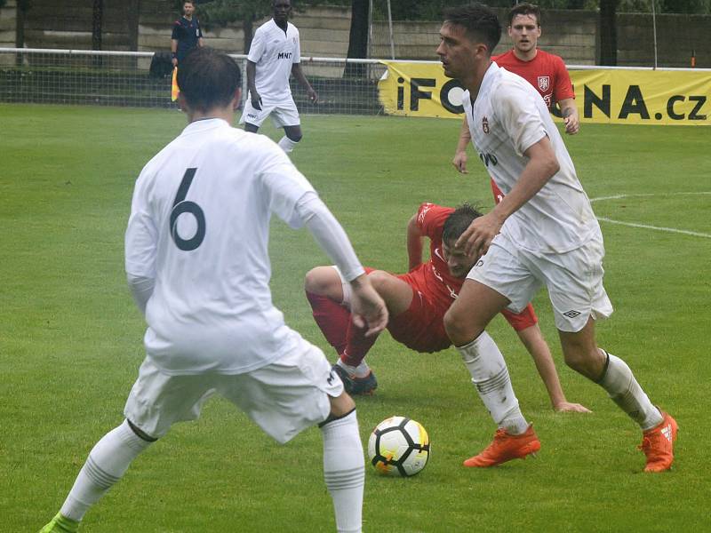 Fotbalisté Hodonína (v bílých dresech) nestačili na Lanžhot, diviznímu nováčkovi podlehli 0:3.