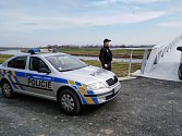 Policie ČR hlídá lávku přes řeku Moravu pro pěší a cyklisty na Slovensko.