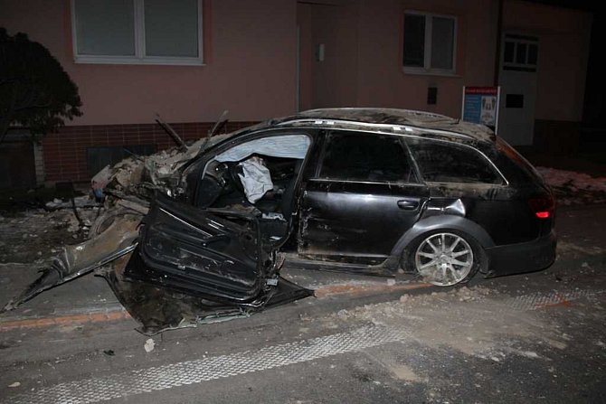 Do průjezdu domu narazil ve čtvrtek večer řidič Audi ve Vnorovech, když se předtím v protisměru srazil s jiným autem. Po převozu do nemocnice jednasedmdesátiletý muž zemřel na následky vážného zranění. 