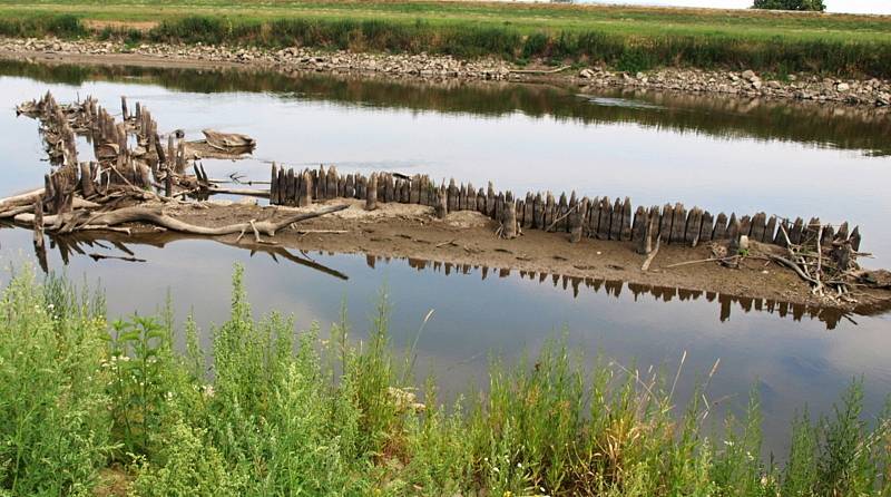 Kvůli extrémně nízké hladině řeky Moravy se objevily na pomezí Moravské Nové Vsi a Mikulčic záhadné dřevěné kůly. Podle archeologů se má jednat o pozůstatek zpevnění břehu a pravděpodobně i mostu z období osmnáctého či devatenáctého století. 