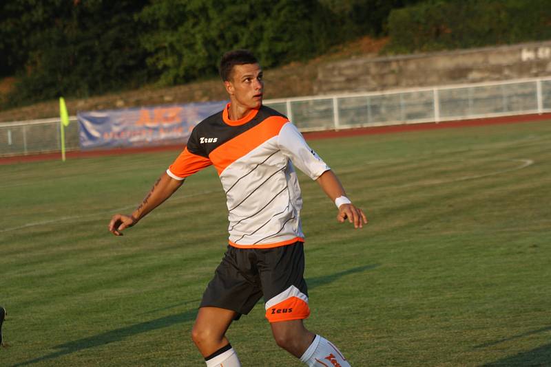 Fotbalisté Kyjova (v bílých dresech) porazili v předehrávce druhého kola první A třídy Mikulov 5:0. Mezi střelce se ve čtrtečním utkání zapsalo hned pět různých střelců.