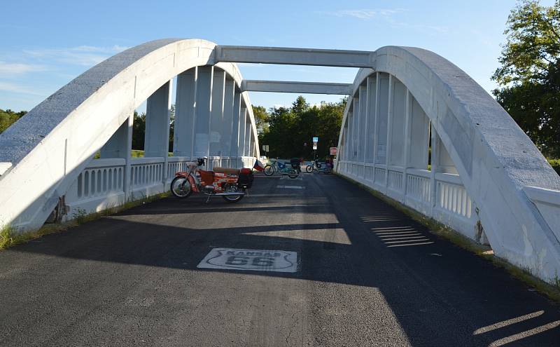 Expedice Pionýrem po Route 66. Tři nadšenci za necelý měsíc projeli legendární cestu vedoucí napříč USA.