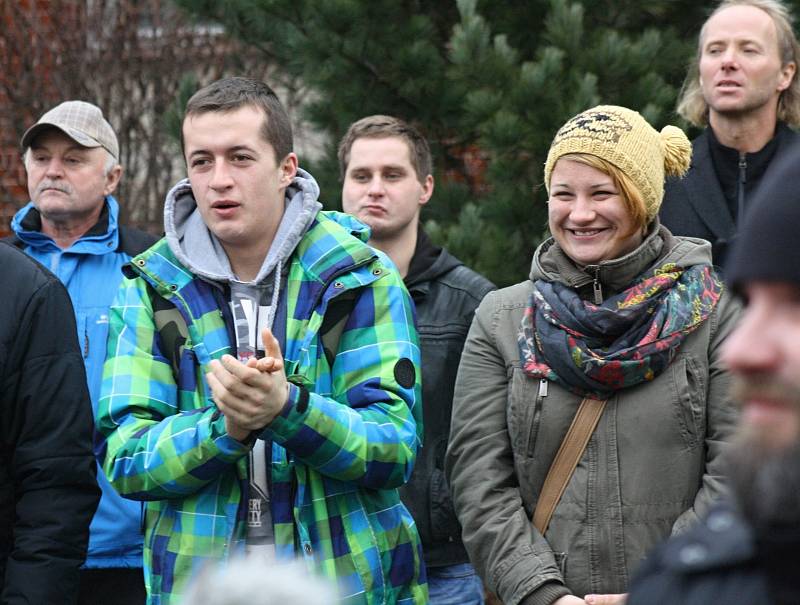 Čtyřiapadesátý ročník populárního Štěpánského běhu přinesl hned tři rekordy. Premiérový triumf si v Kyjově připsali reprezentanti Jiří Homoláč a Eva Vrabcová Nývltová. Celkem se na start tradičního vánočního podniku postavilo 259 mužů a žen.