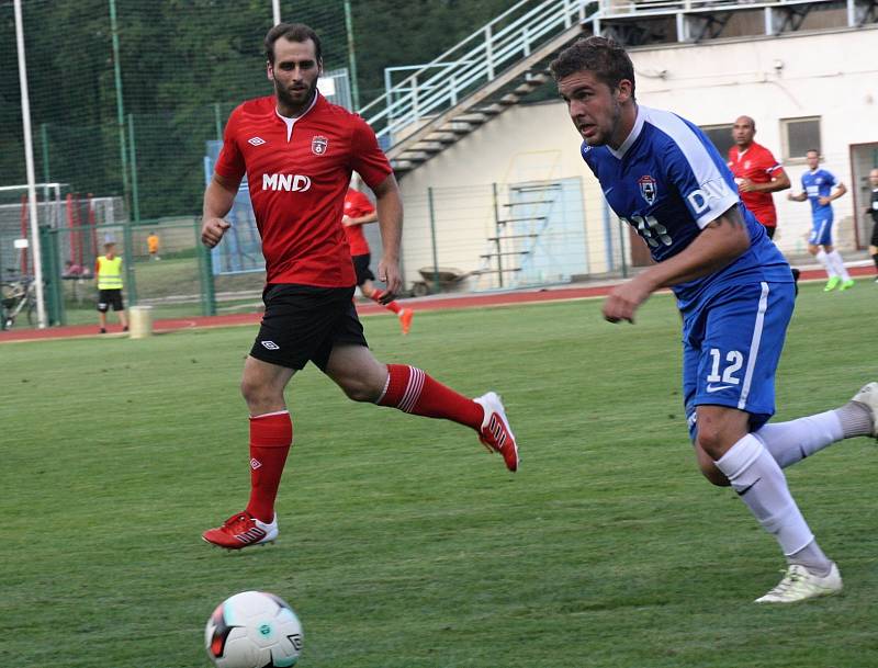 Fotbalisté Hodonína (v červených dresech) zdolali ve 2. kole MOL Cupu Vítkovice 1:0. Pohárový duel, který sledovalo 650 diváků, ve 32. minutě rozhodl domácí obránce Tomáš Mareš.