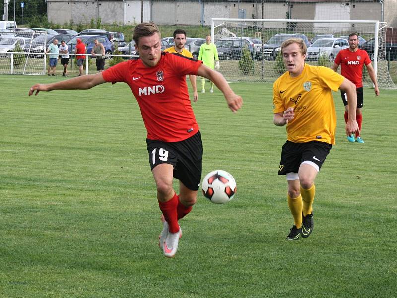 Fotbalisté třetiligového Hodonína (v červených dresech) si na úvod letní přípravy poradili se sousedními Mutěnice, které na hřišti v Lužicích přehráli jasně 6:0.