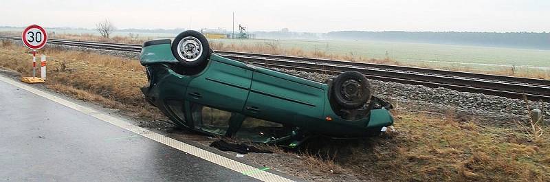 S ranní námrazou na silnicích se ve středu potýkali řidiči na Hodonínsku. Mezi Vracovem a Vlkošem se vyboural muž za volatantem Volkswagenu Polo. Dostal smyk a převrátil se přes střechu. V Kyjově za podobného scénáře narazila řidička peugeotu do zábradlí 