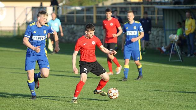 Fotbalisté Ratíškovic (v modrém) podlehli 0:4 Boskovicím.