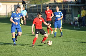 Fotbalisté Ratíškovic (v modrém) podlehli 0:4 Boskovicím.