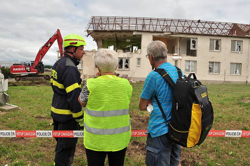 Demolice pod kontrolou jihomoravských hasičů po ničivém tornádu z 24. června 2021. Na snímku Zdravotní středisko Lužice na Hodonínsku.