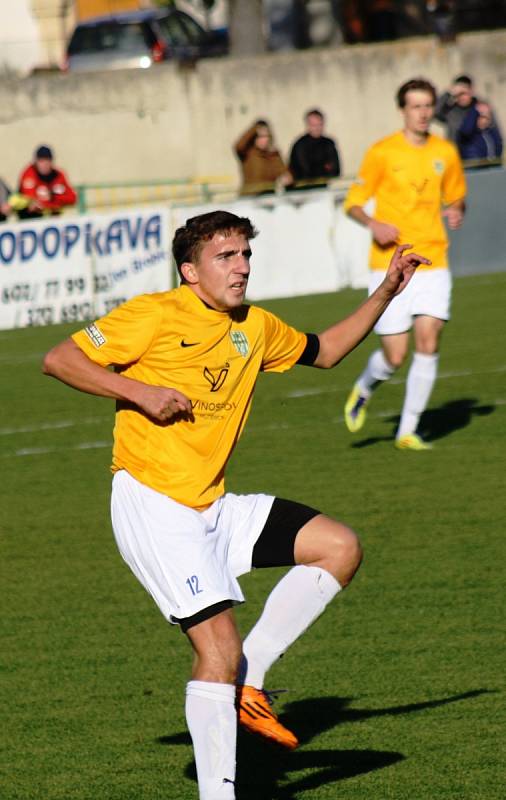 Fotbalisté Mutěnic (ve žlutém) porazili v derby vedoucí Bzenec 1:0. Jediný gól šlágru 16. kola krajského přeboru vstřelil v 15. minutě domácí záložník Lukáš Koplík. Atraktivní duel sledovalo 480 diváků.