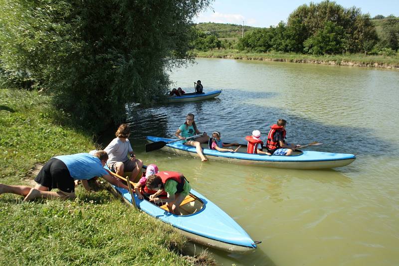 Příměstský skautský tábor kyjovských junáků umožnil táborníkům si vyzkoušet plavbu v kánoi na Panských rybnících ve Ždánicích.