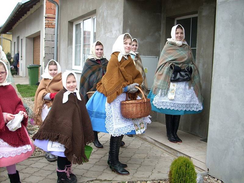 Smrtnica a chození s babú, tradiční dívčí raně jarní obchůzka na Smrtnou neděli v Josefově na Hodonínsku. 