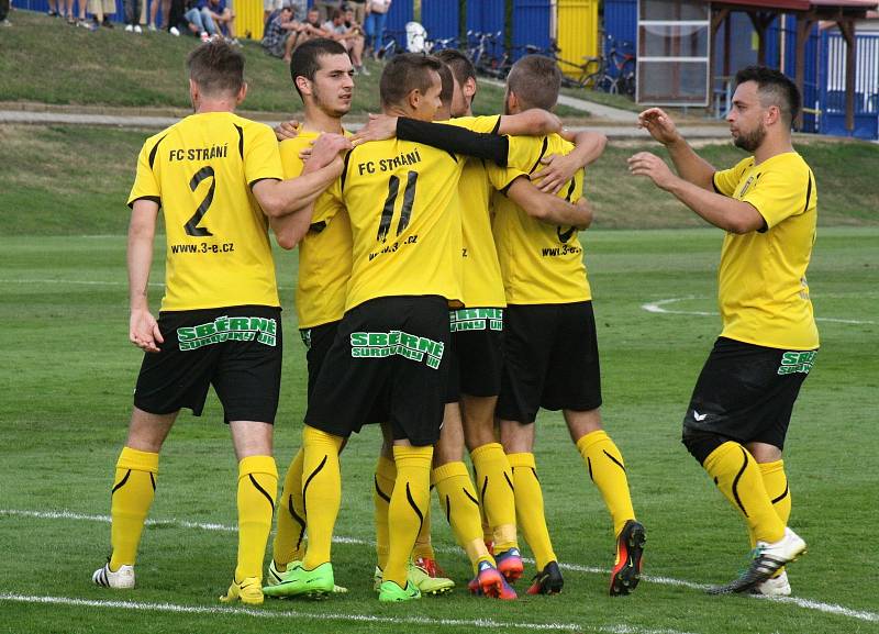 Fotbalisté Bzence (v zelených dresech) prohráli na hřišti divizního nováčka ze Strání 1:2 a v celostátním poháru MOL Cup skončili už v předkole.