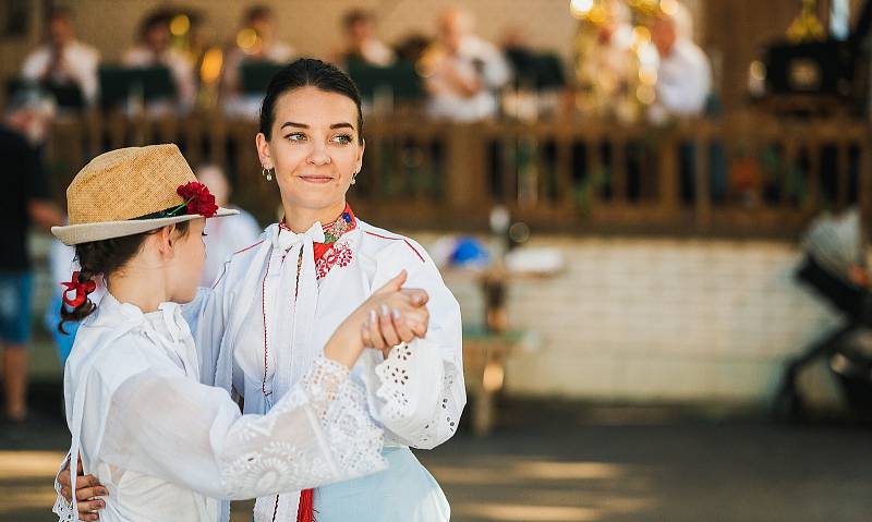 O zábavu na hodech se starala místní chasa. Přípravy probíhaly několik měsíců dopředu.