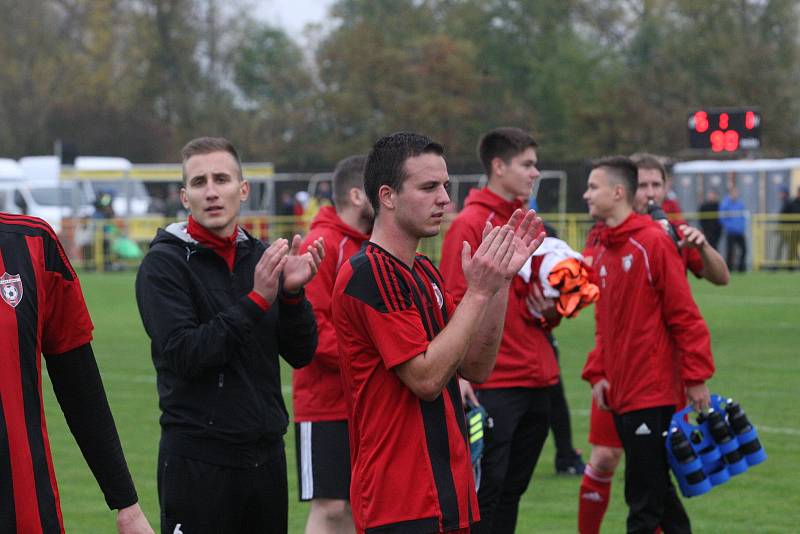 Fotbalisté Hroznové Lhoty (bíločervené dresy) v televizním zápase porazili Vnorovy 5:1. Zápas sledovalo 1500 diváků.