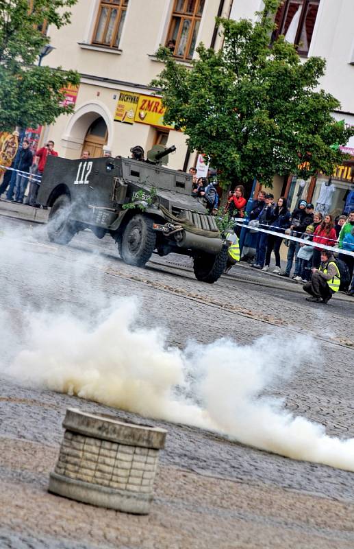 Na sto nadšenců pro historii a vojenství sehrálo bitvu o kyjovské náměstí a radnici. Diváci mohli obdivovat také techniku, mezi níž byla děla, těžké kulomety, obrněné vozy či motorka.