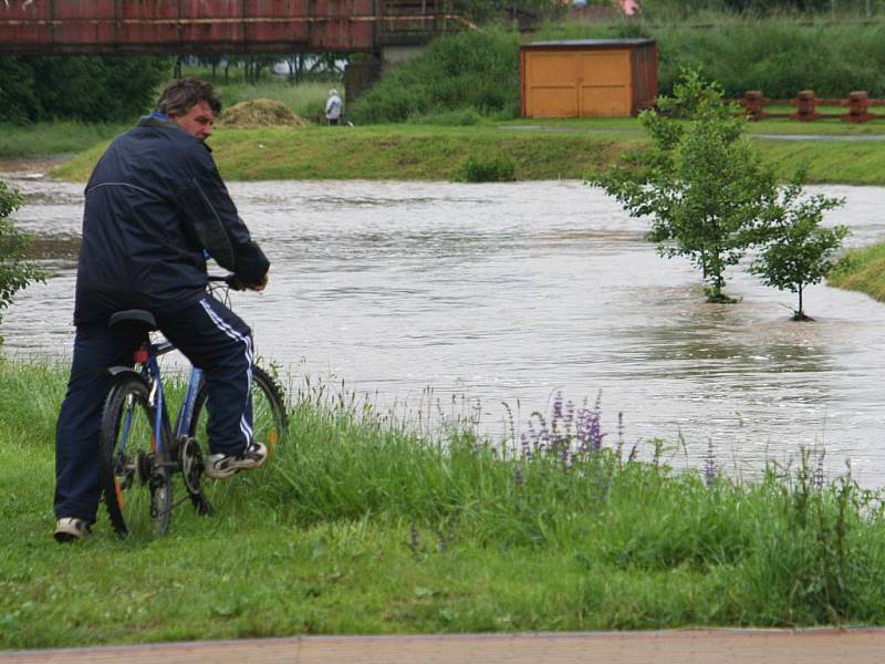 Rozvodněná řeka Radějovka v Petrově.
