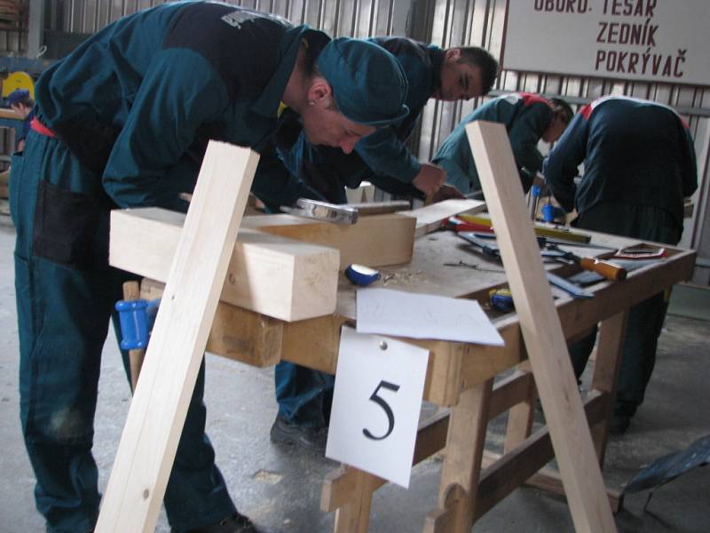 Kyjovské učiliště uspořádalo spolu se seminářem soutěž učňů v oborech tesař, zedník, strojní mechanik a pokrývač.