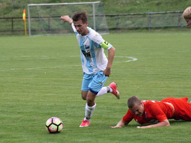 Fotbalisté FC Veselí nad Moravou ( v bílomodrých dresech) si v sobotním přípravném zápase bez problémů poradili s rezervou třetiligové Líšně 4:1.