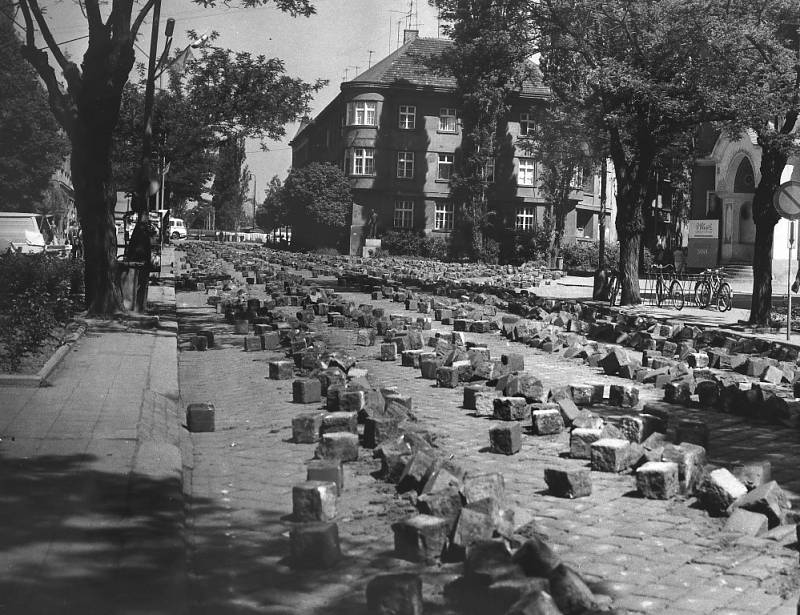 Kočičí hlavy vytrhané při změně povrchu Národní třídy v r. 1977.