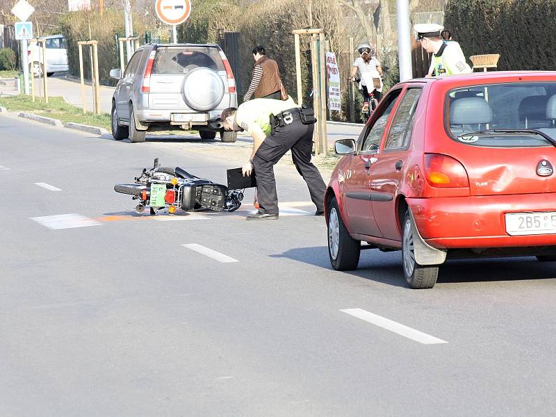 Po strážce nového mopeda s osobním autem v lužické ulici Velkomoravská.