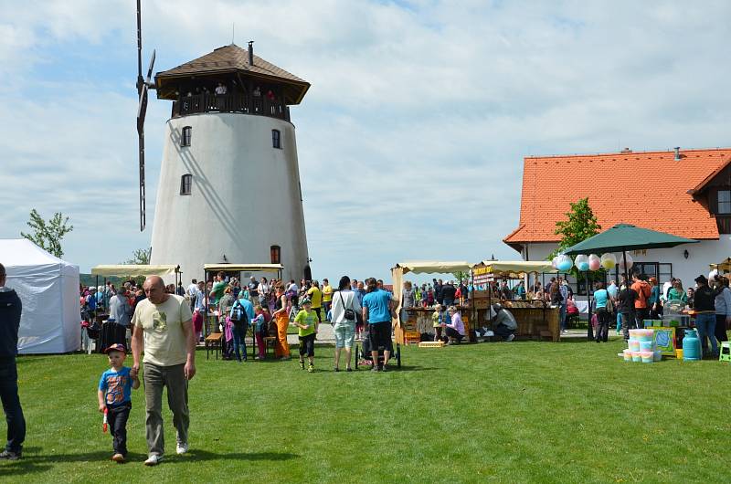 Vůně smažené cibulky, papriky, majoránky a česneku se nesla o druhém květnovém svátku napříč Bukovany.