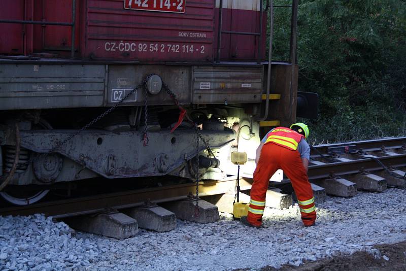 U Vnorov na Hodonínsku potřetí ve dvou týdnech vykolejil vlak. Mimo železnici se tentokrát dostala přední kola posunovací lokomotivy na vyloučené koleji při pracích na zprůjezdnění trati.