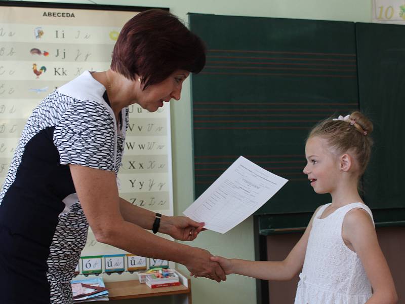 Žáci třídy 1.C hodonínské školy U Červených domků dostali své první vysvědčení. Foto: Denik/Kateřina Helešicová