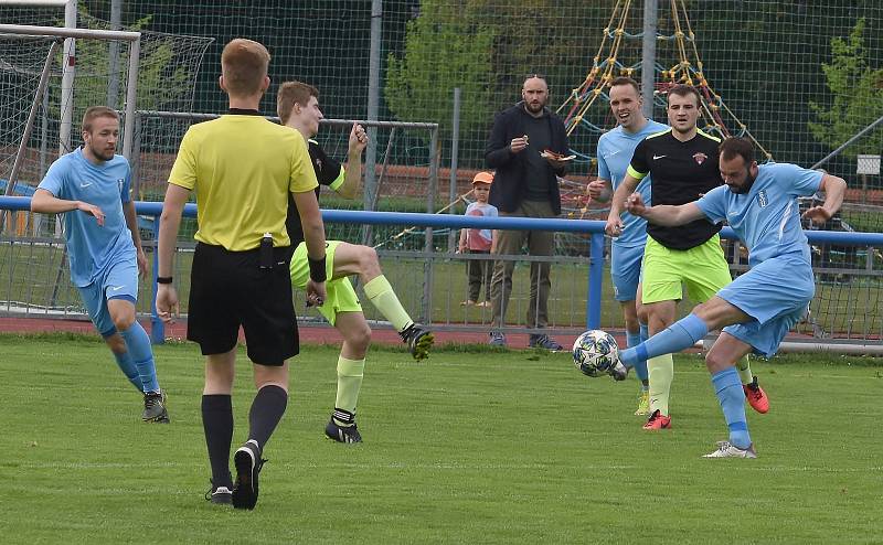 Fotbalisté Lednice (v modrých dresech) překvapivě podlehli Hroznové Lhotě 0:1