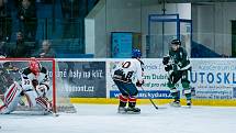 Hodonínští hokejisté (v zeleném) porazili v úvodním utkání semifinále play-off Krajské ligy mužů jižní Moravy a Zlína Boskovice 5:2.