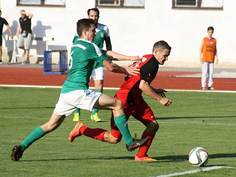 Fotbalisté Hodonína (v červených dresech) porazili v posledním zápase letošní sezony Ždírec nad Doubravou 3:1 a v divizi D skončili druzí.