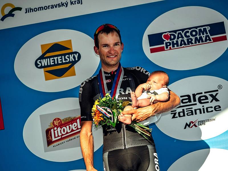 Cyklista Jan Bárta (na snímku) si na pódium před hodonínskou radnicí s sebou vzal dvouměsíčního syna Tomáše. 