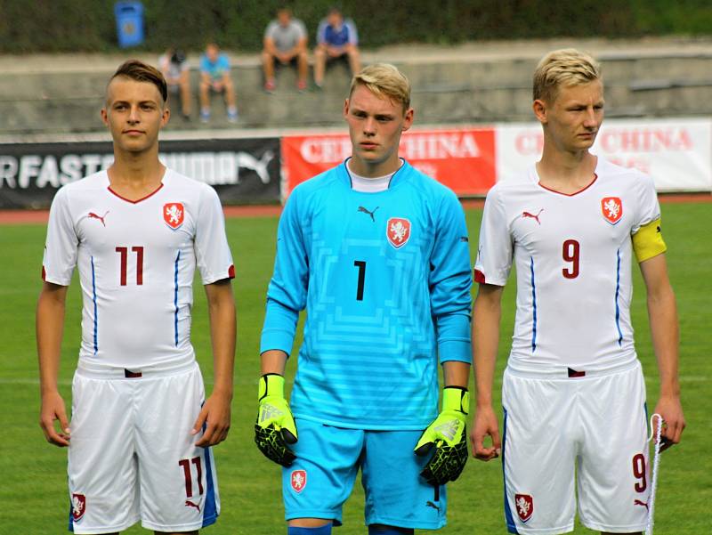 Česká fotbalová reprezentace do sedmnácti let (v bílých dresech) porazila na stadionu v Kyjově vrstevníky z Malty 2:0. Mezistátní utkání sledovaly tři stovky diváků. Na tribuně nechyběli ani bývalí reprezentanti Karel Poborský, Petr Kouba či Luboš Kozel.