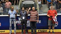 Velké pocty se před pěti lety na mistrovství světa v Pardubicích dostalo Milanu Kučerovi, který od předsedy svazu obdržel originální reprezentační dres a medaili za dlouholetou činnost a významný přínos pro hokejbal.