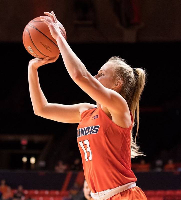 Basketbalistka Petra Holešinská opustila Brno i českou nejvyšší ženskou soutěž a vydala se do zámoří. Kyjovská odchovankyně v Americe nejen studuje, ale hlavně hraje za univerzitní tým Fighting Illini na škole University of Illinois at Urbana-Champaign.