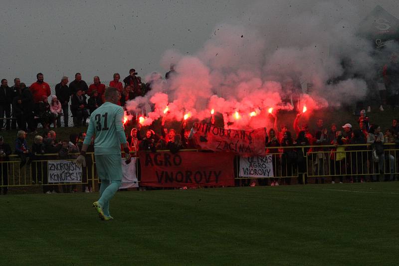 Fotbalisté Hroznové Lhoty (bíločervené dresy) v televizním zápase porazili Vnorovy 5:1. Zápas sledovalo 1500 diváků.