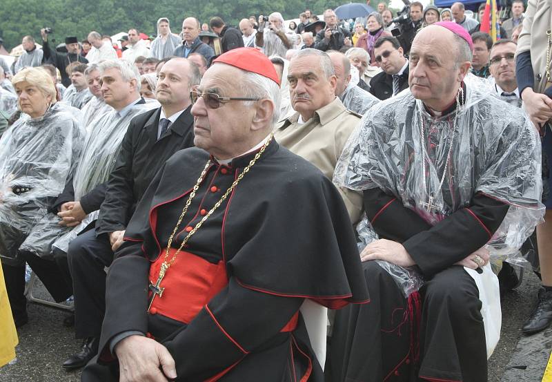 Pravoslavná bohoslužba ve Slovanském hradišti uspořádaná k oslavě 1 150. výročí příchodu věrozvěstů Cyrila a Metoděje na Velkou Moravu.