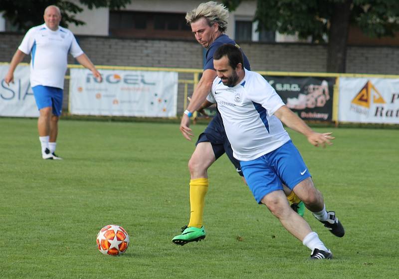 Fotbalisté Ratíškovic (v modrých dresech) podlehli v repríze finále Poháru ČMFS Slovanu Liberec 1:3.