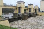 Třetí stupeň povodňové aktivity na řece Moravě u hodonínského přístaviště před středečním polednem.