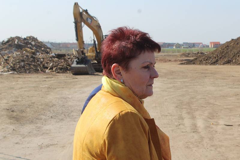 Společný brífink ministryně životního prostředí Anny Hubáčkové a předsedy Senátu Miloše Vystrčila na bývalé haldě odpadu po tornádu mezi Moravskou Novou Vsí a Hruškami.