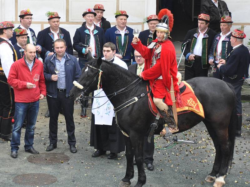 Svatý Martin přivezl do Čejkovic mladé víno. Návštěvníci degustovali na nádvoří zámku.