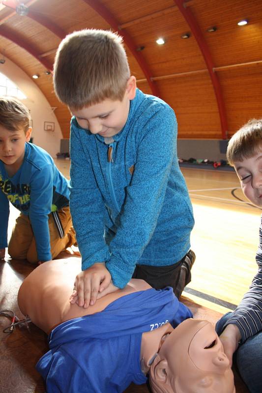 Děti ze Základní školy v Lužicích se dozvídaly, jak se chránit, bránit, jak reagovat při zaslechnutí signálu nebo při havárii.