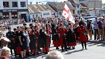 Ze slavnostního průvodu Mezinárodního folklorního festivalu ve Strážnici.