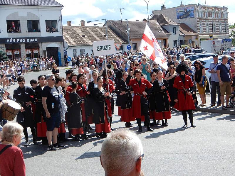 Ze slavnostního průvodu Mezinárodního folklorního festivalu ve Strážnici.