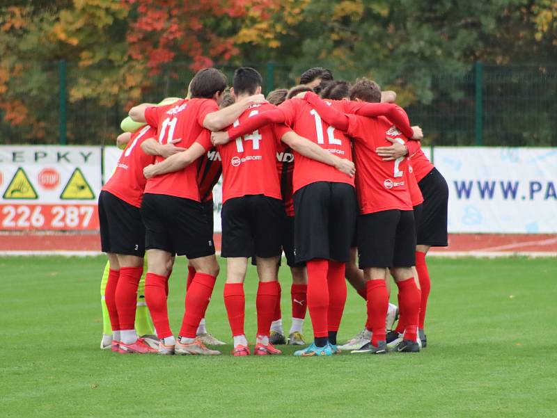 Hodonínští fotbalisté (v červeném) remizovali s Frýdkem-Místkem 1:1.