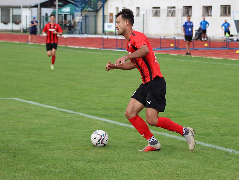 Hodonínští fotbalisté (v červeném) remizovali s Velkým Meziříčím 3:3.