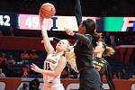 Basketbalistka Petra Holešinská opustila Brno i českou nejvyšší ženskou soutěž a vydala se do zámoří. Kyjovská odchovankyně v Americe nejen studuje, ale hlavně hraje za univerzitní tým Fighting Illini na škole University of Illinois at Urbana-Champaign.