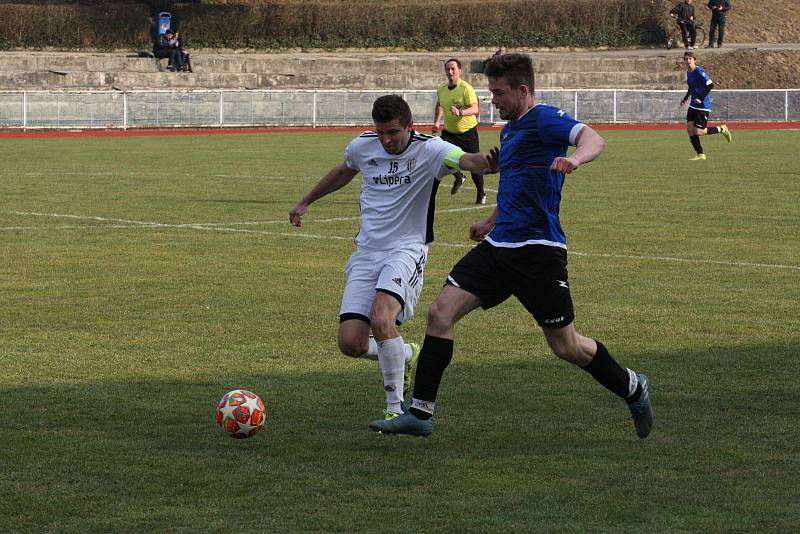 Fotbalisté Kyjova (modré dresy) na úvod jara podlehli Velkým Bílovicím 0:3.