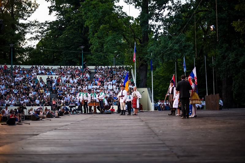 Mozaika pohledů a zážitků z letošního Mezinárodního folklorního festivalu ve Strážnici.